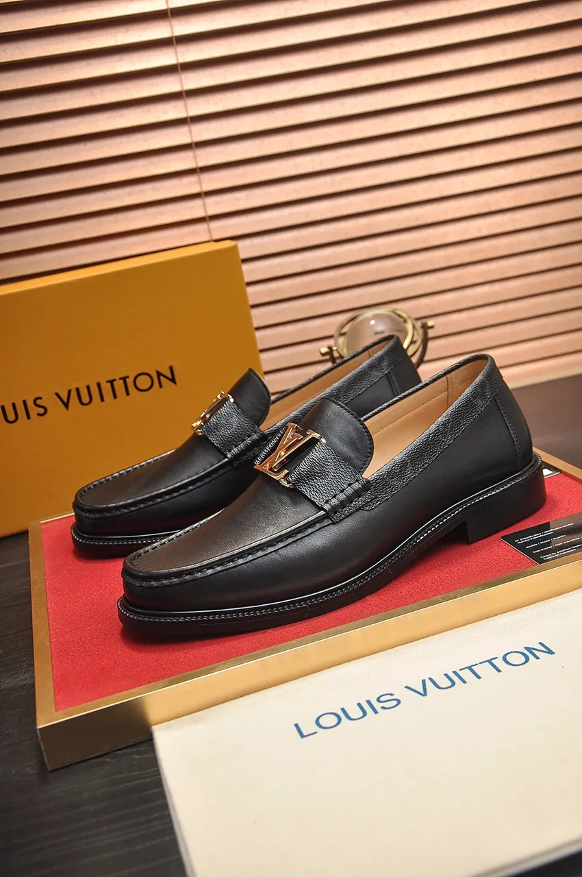 Men's men's shoes 💰560💶 [LV] (original single cowhide lining) 🍀LV's latest genuine leather business suit shoes are launched simultaneously on the official website. The first-layer cowhide imported from Italy is made of heavy gold, 💥1:1 rubber outsole from the official website. Versatile to wear, high-end without losing class, and the color combination is extraordinary. This four-season style is alluring when worn on your feet, showing off your big-name flair. Standard code 38-45 (45 customized)